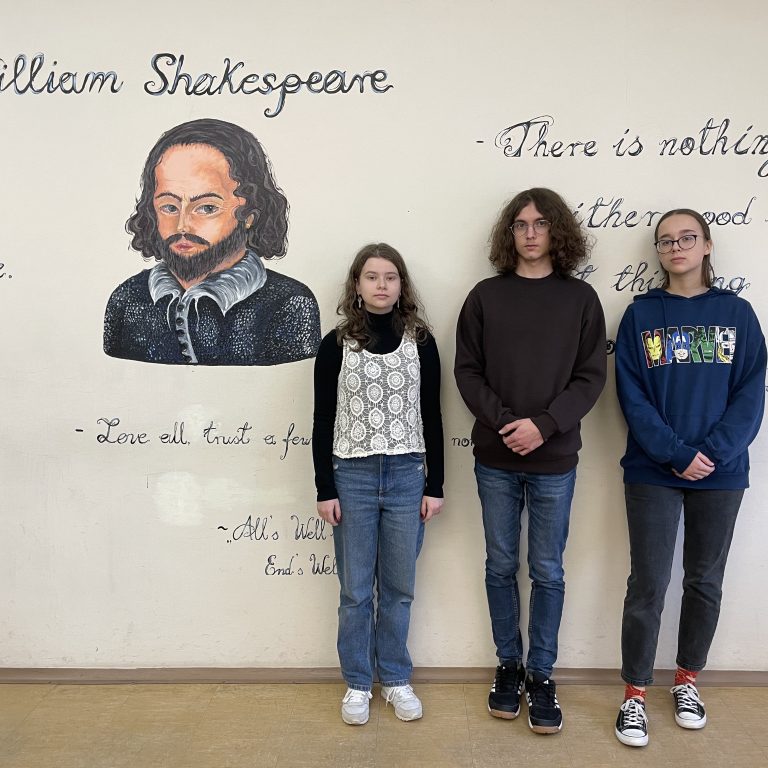 Na zdjęciu Magda, Alan i Julia laureaci szkolnego etapu CLICKONMANIAC.