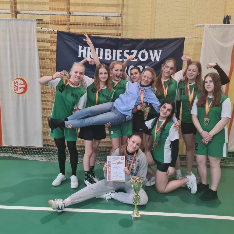 Na zdjęciu reprezentacje dziewcząt, która zdobyła tytuł mistrza w unihokeju.