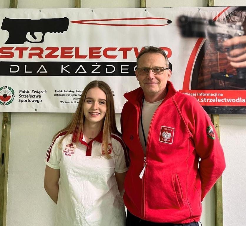 Na zdjęciu Zuzanna z trenerem panem Grzegorzem Pietrzykiem.